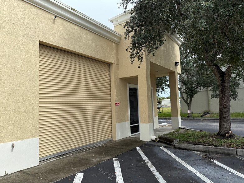 3894 Mannix Dr, Naples, FL à louer - Photo de l’immeuble – Image 2 sur 10