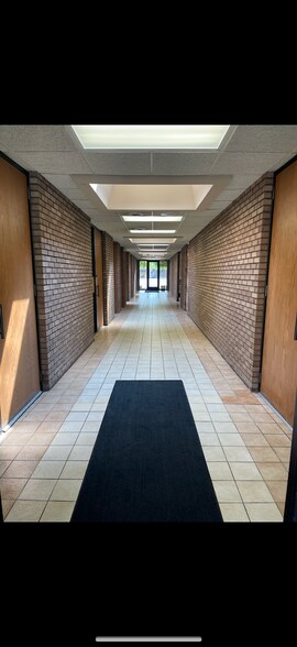 42850 Schoenherr Rd, Sterling Heights, MI à louer - Photo de l’immeuble – Image 3 sur 4