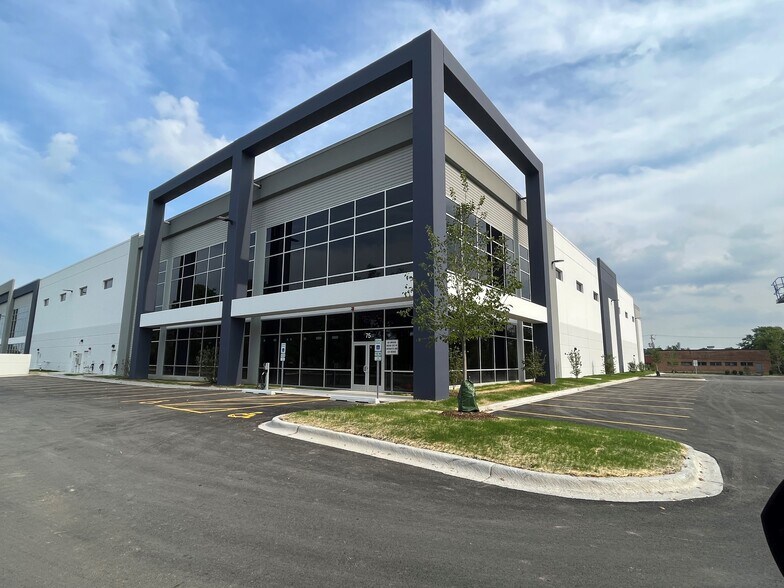 75 NW Point Blvd, Elk Grove Village, IL à louer - Photo de l’immeuble – Image 1 sur 4