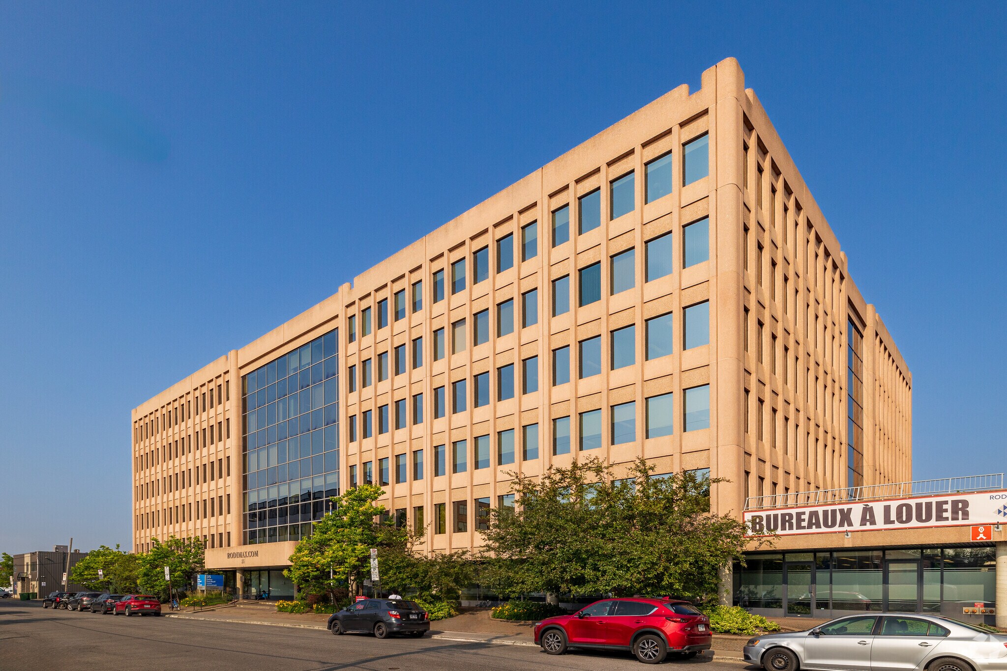 35 Rue De Port-Royal E, Montréal, QC à louer Photo principale– Image 1 sur 5