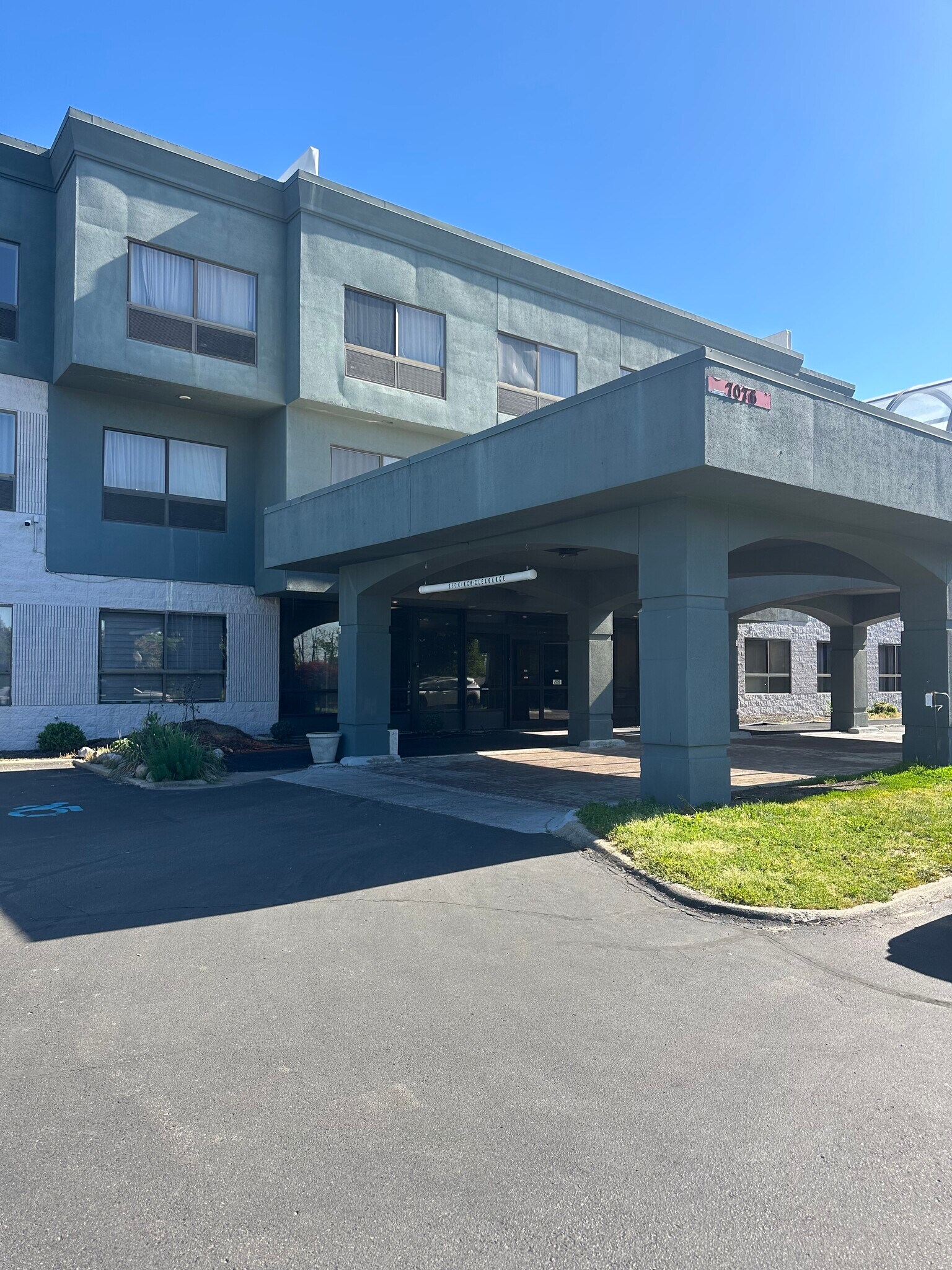 7076 Highland Rd, Waterford, MI à louer Photo de l’immeuble– Image 1 sur 13