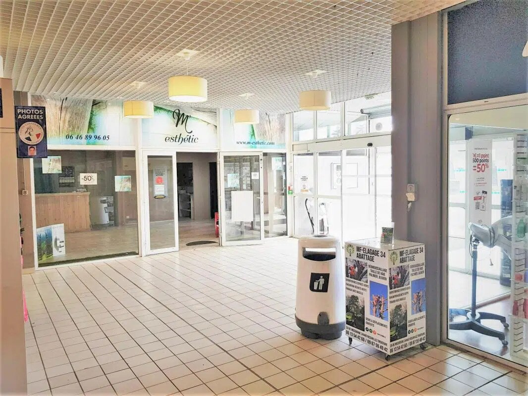 Local commercial dans LIGNAN-SUR-ORB à louer Hall d’entrée– Image 1 sur 4