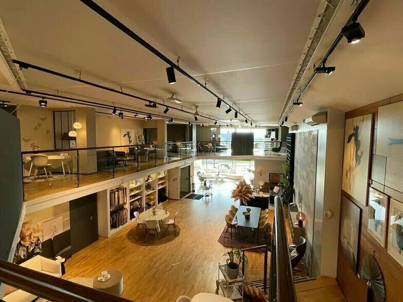 Local commercial dans Saint-Priest à louer - Photo de l’immeuble – Image 2 sur 4