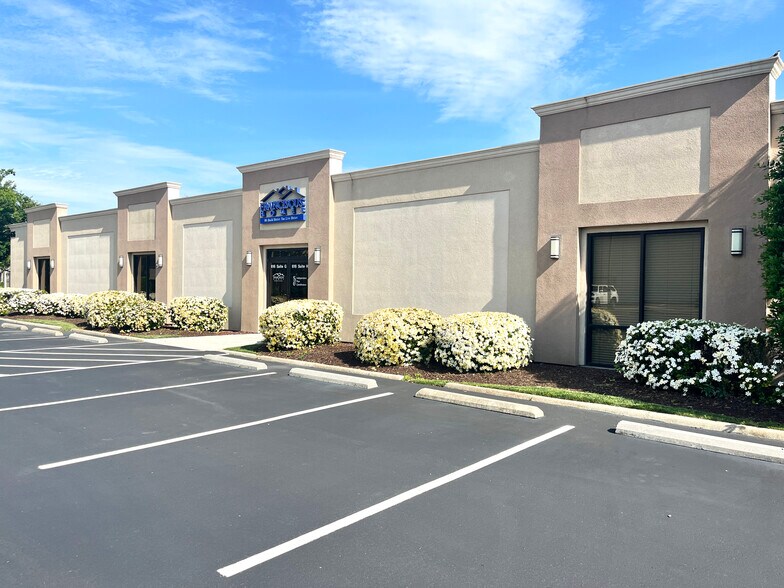 616 Village Dr, Virginia Beach, VA à louer - Photo de l’immeuble – Image 1 sur 21