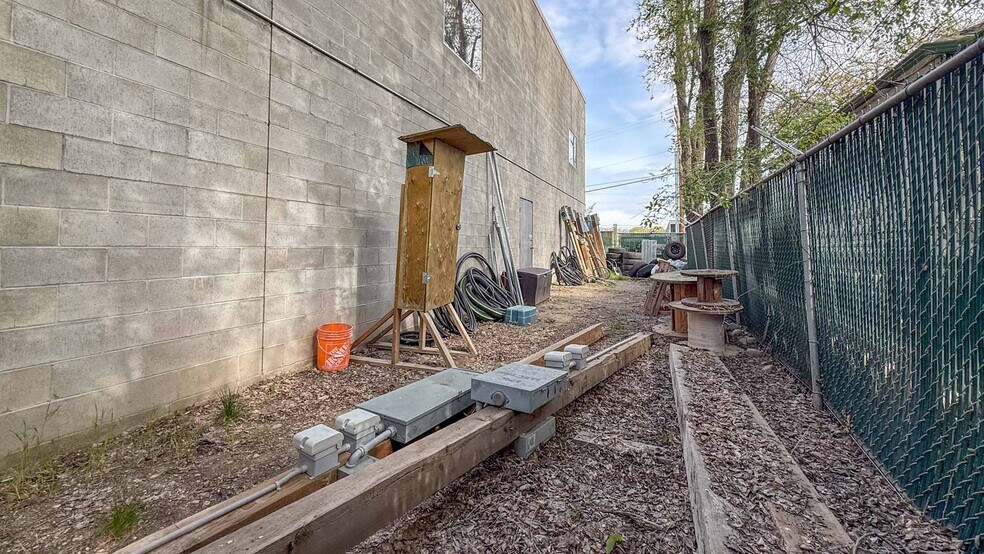Unit #12 & 13, 727 Stremel Road, Kelowna portefeuille de 2 biens à vendre sur LoopNet.fr - Photo de l’immeuble – Image 3 sur 16