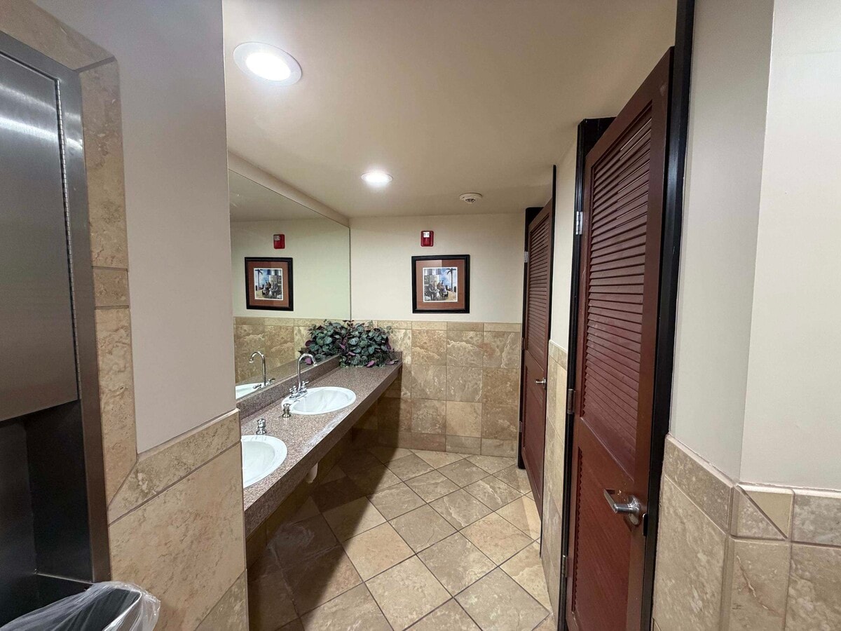 215 S Wadsworth Blvd, Lakewood, CO 80226 - Lot 520 - - Photo intérieure - Image 1 of 8
