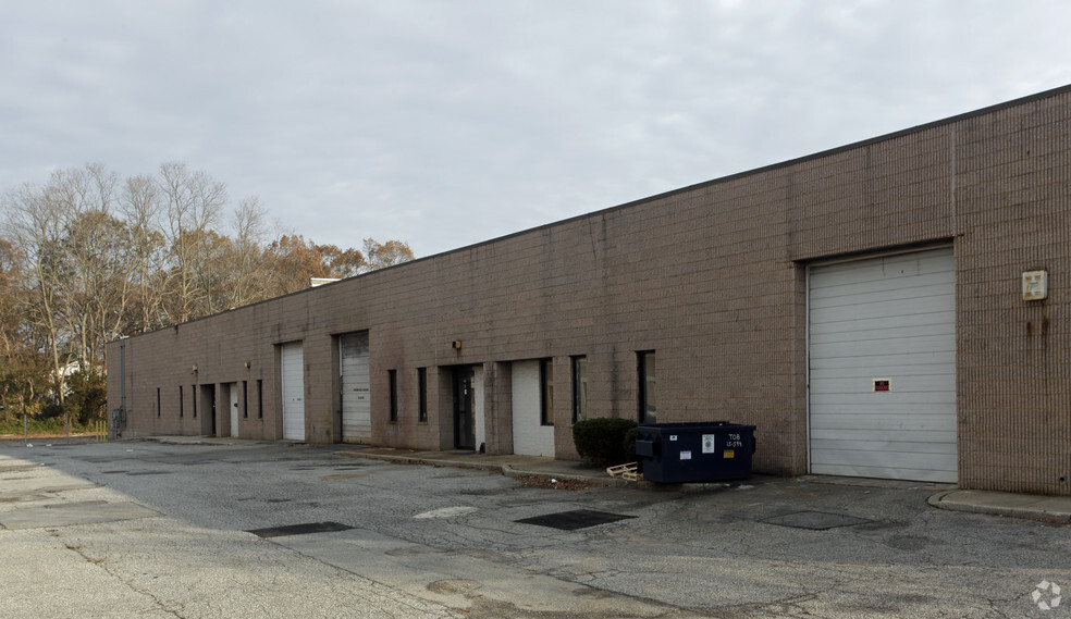 565 Acorn St, Deer Park, NY à louer - Photo de l’immeuble – Image 2 sur 3