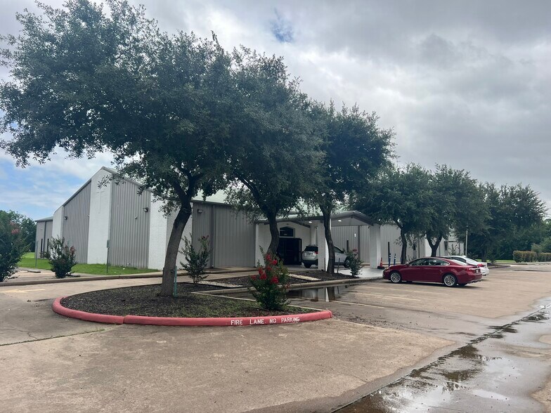 12204 Sharpview Dr, Houston, TX à louer - Photo de l’immeuble – Image 3 sur 17