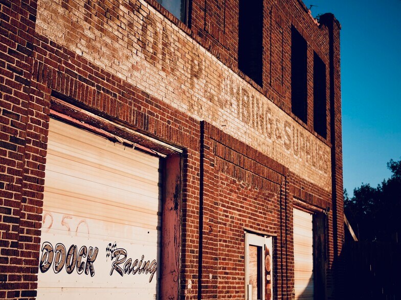 3250 Charles Page Blvd, Tulsa, OK à vendre - Photo de l’immeuble – Image 3 sur 12