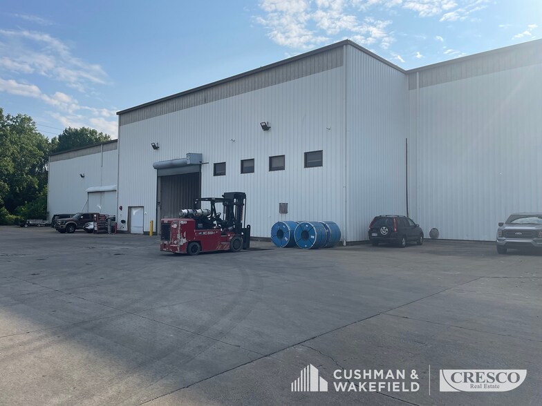 9000 Brookpark Rd, Cleveland, OH à vendre - Photo de l’immeuble – Image 2 sur 9