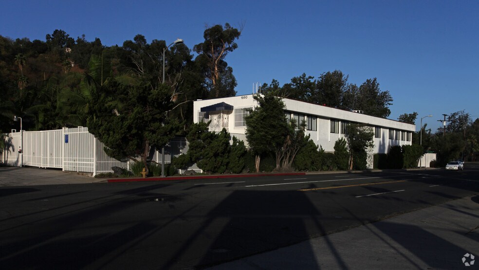 1660 Riverside Dr, Los Angeles, CA à vendre - Photo de l’immeuble – Image 2 sur 5