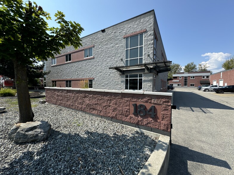 184 Adams Rd, Kelowna, BC à louer - Photo de l’immeuble – Image 3 sur 11
