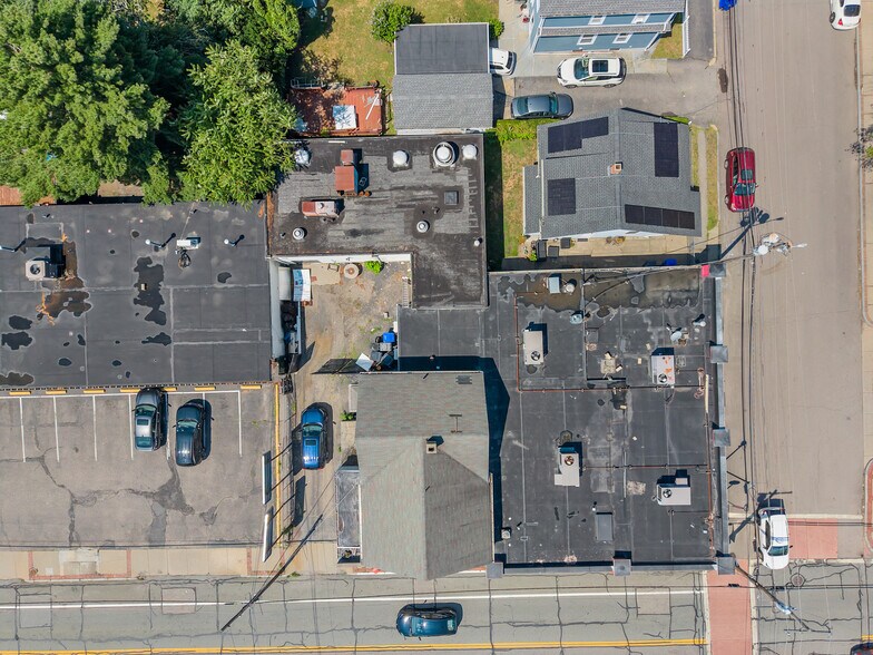 1058 Charles St, North Providence, RI à vendre - Photo de l’immeuble – Image 3 sur 37