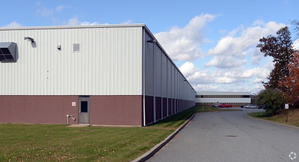 81 Commerce Dr, Fall River, MA à louer - Photo de l’immeuble – Image 2 sur 24