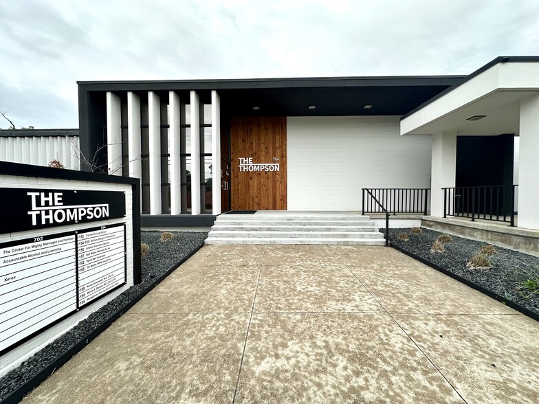 702 N Thompson St, Conroe, TX à louer - Photo de l’immeuble – Image 1 sur 16