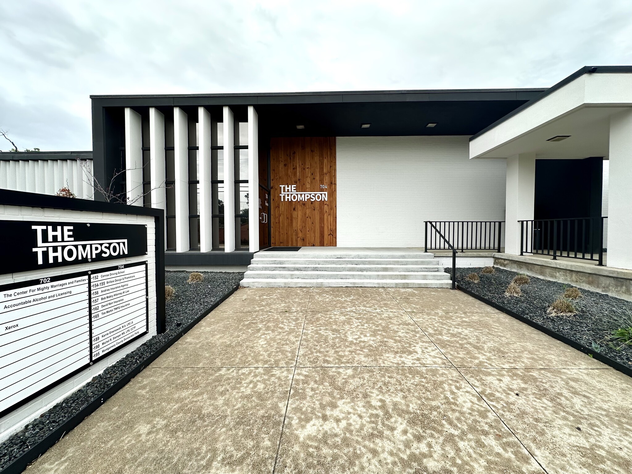 702 N Thompson St, Conroe, TX à louer Photo de l’immeuble– Image 1 sur 17