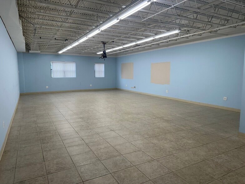 60-70 Cleveland Ave, Bay Shore, NY à louer - Photo intérieure – Image 3 sur 11