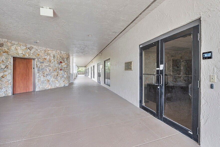 2699 Stirling Rd, Fort Lauderdale, FL à louer - Photo de l’immeuble – Image 1 sur 16