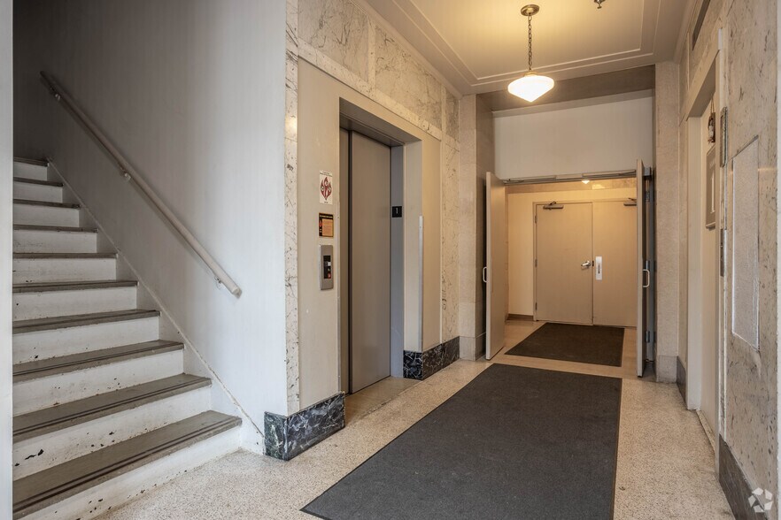 59 Lincoln Way E, Massillon, OH à louer - Hall d’entrée – Image 2 sur 23