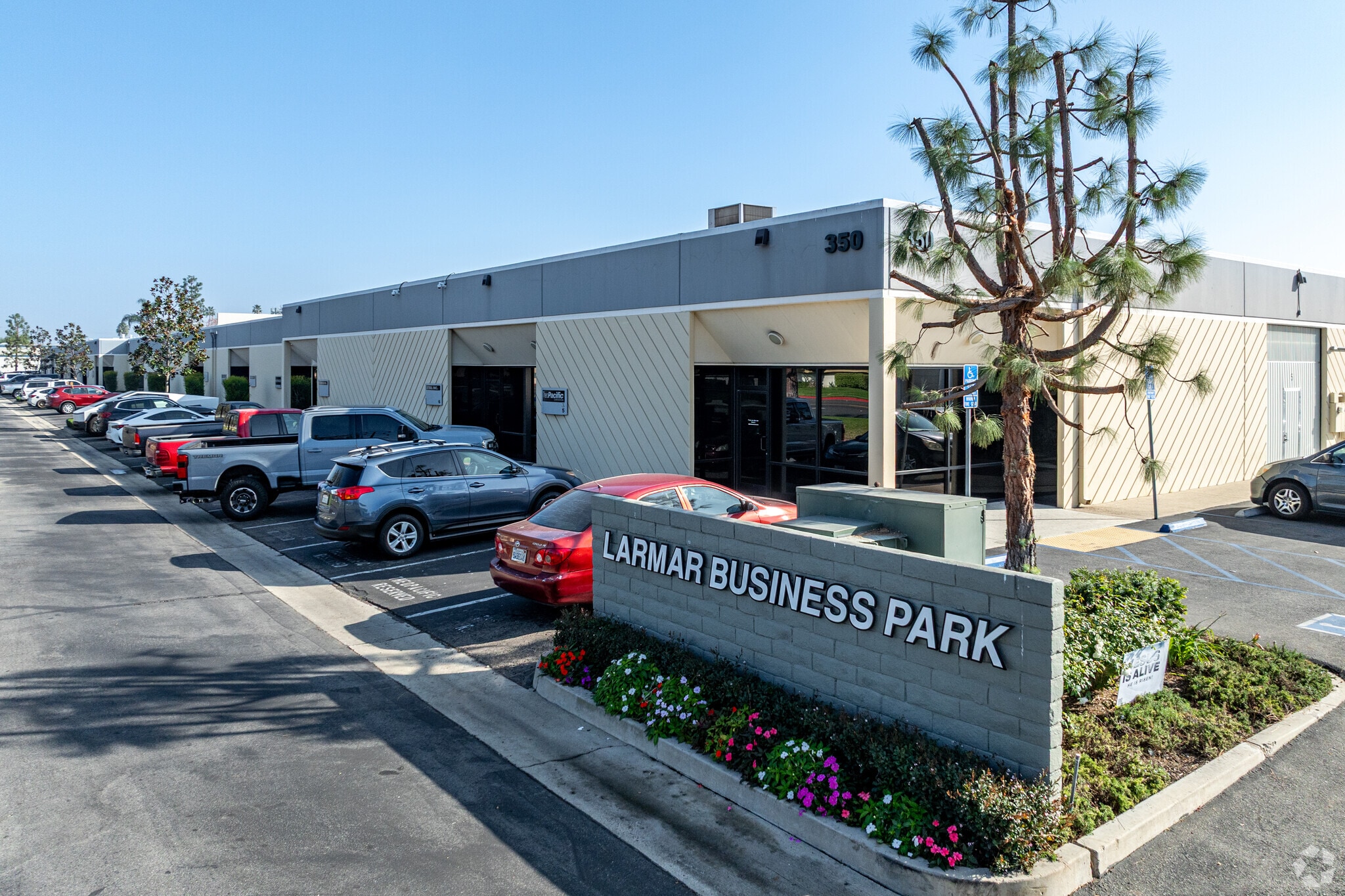 350 E Orangethorpe Ave, Placentia, CA à louer Photo principale– Image 1 sur 26