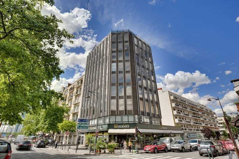 Bureau dans Neuilly-sur-Seine à louer - Photo de l’immeuble – Image 2 sur 10