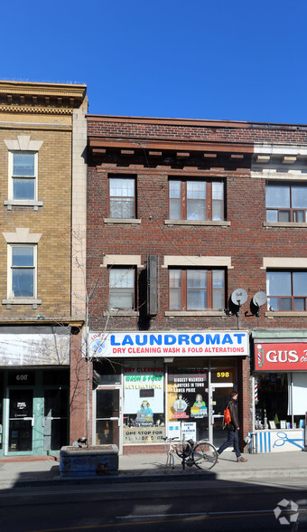 598 Bloor St W, Toronto, ON à vendre - Photo principale – Image 1 sur 2