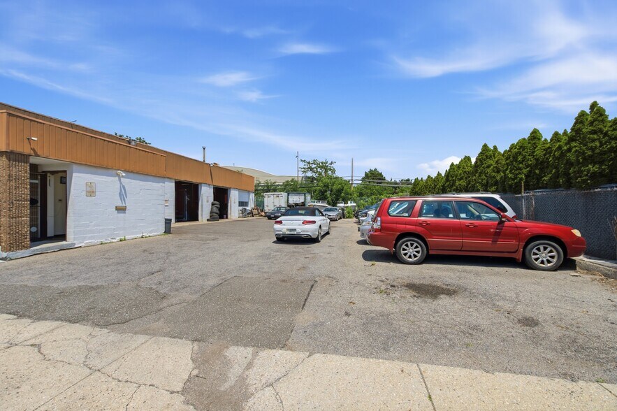 19 Seaman Ave, Bethpage, NY à vendre - Photo de l’immeuble – Image 2 sur 8