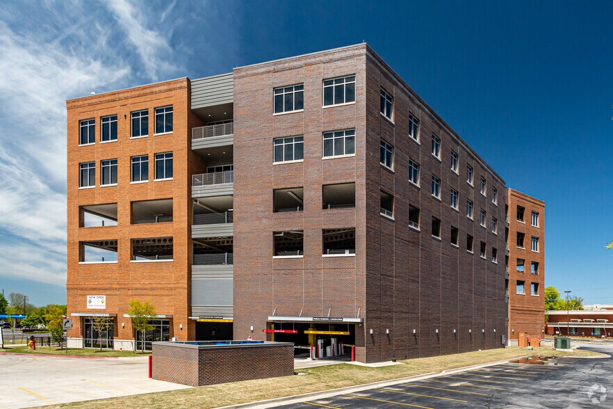 805 S Walton Blvd, Bentonville, AR à louer - Photo de l’immeuble – Image 2 sur 3