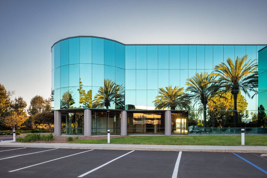2885 Loker Ave E, Carlsbad, CA à louer - Photo de l’immeuble – Image 2 sur 10