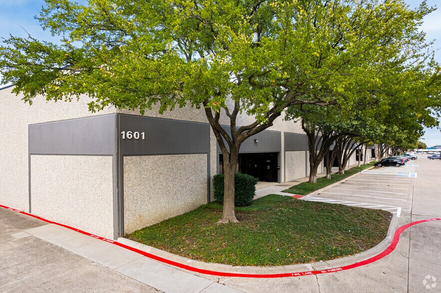 1601 Summit Ave, Plano, TX à louer - Photo principale – Image 1 sur 5