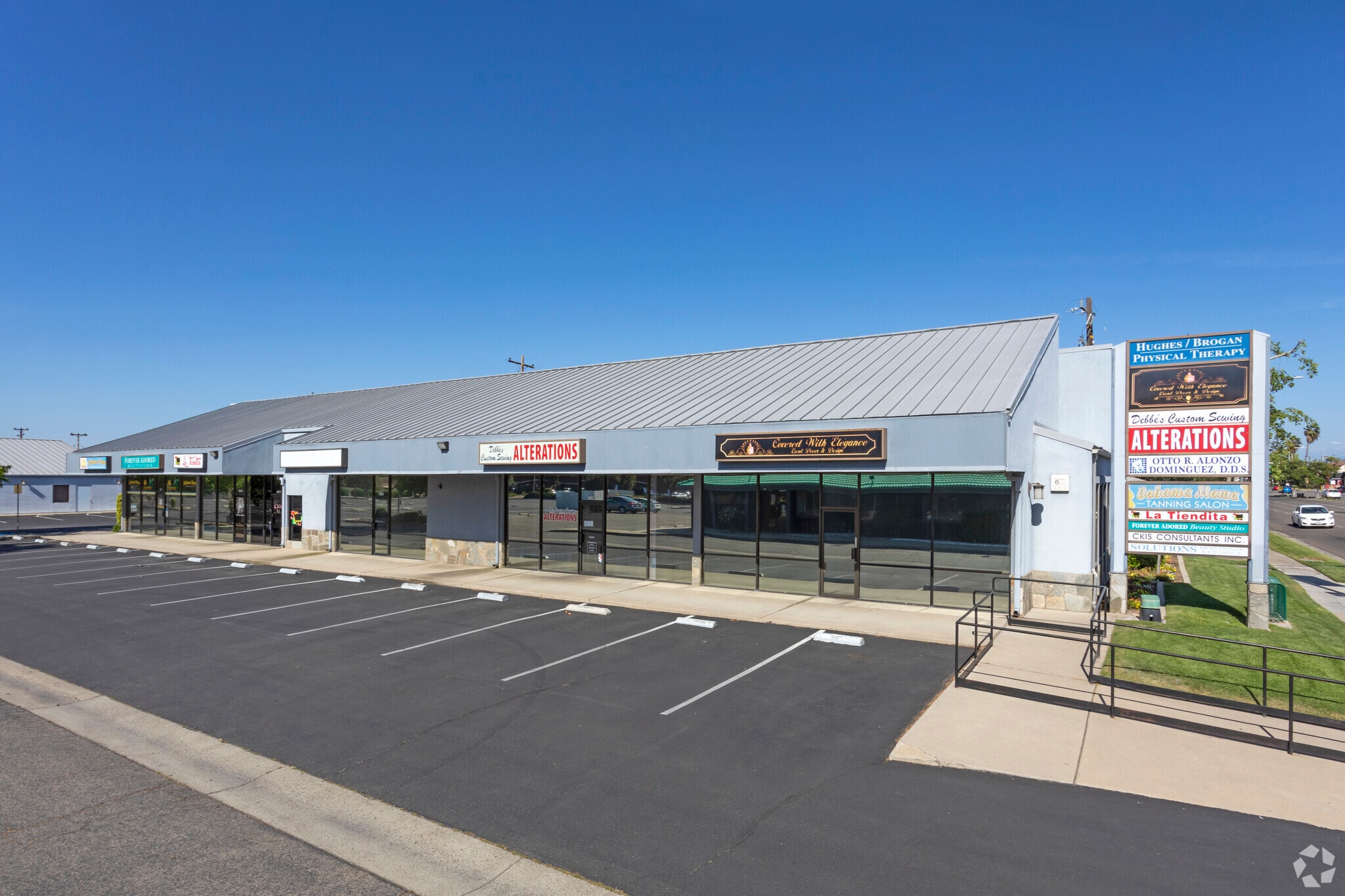 135 E Shaw Ave, Clovis, CA à louer Photo principale– Image 1 sur 4