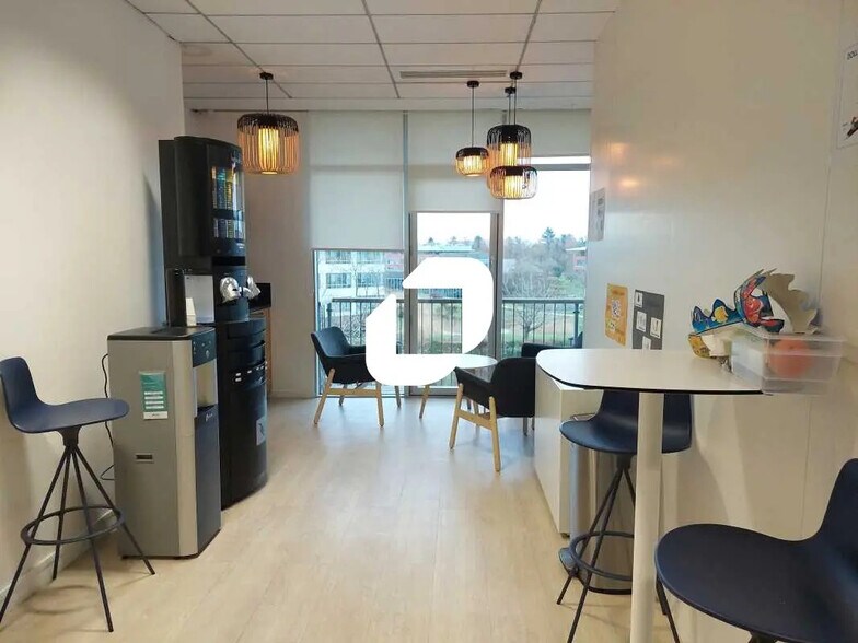 2 Rue René Caudron, Voisins-le-Bretonneux à louer - Photo de l’immeuble – Image 2 sur 13