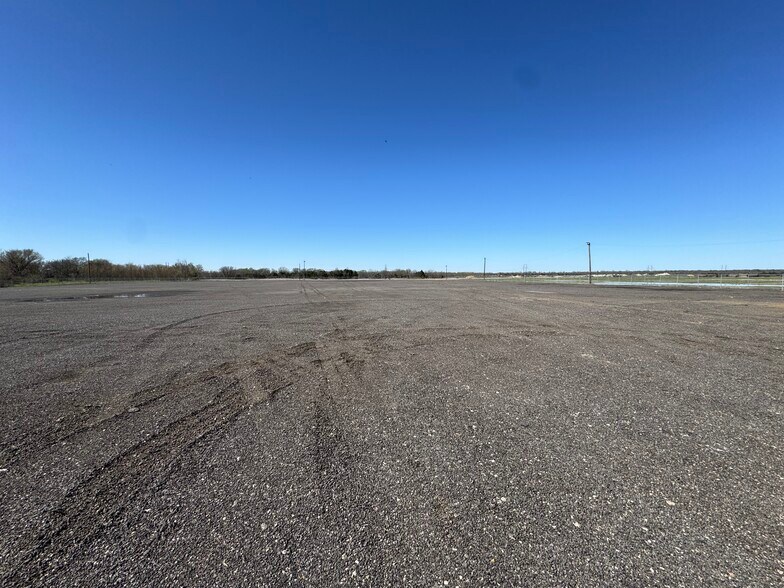 1300 W Simonds Rd, Seagoville, TX à louer - Photo de l’immeuble – Image 3 sur 5
