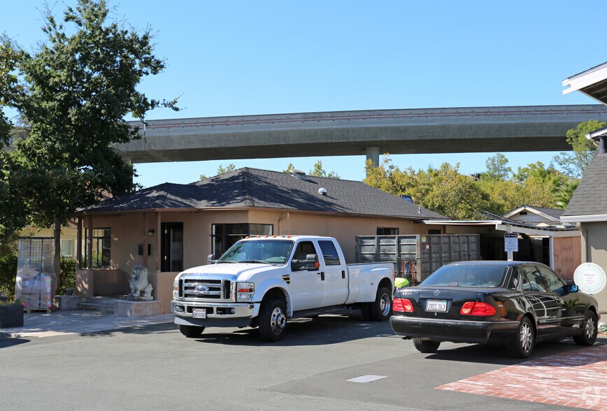 1117 Bont Ln, Walnut Creek, CA à louer - Photo de l’immeuble – Image 2 sur 3