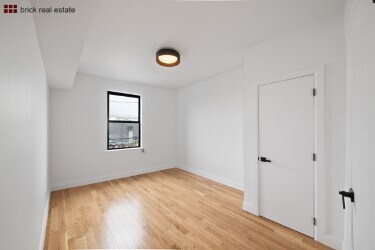 1860 Flushing Ave, Flushing, NY à vendre - Photo intérieure – Image 3 sur 18