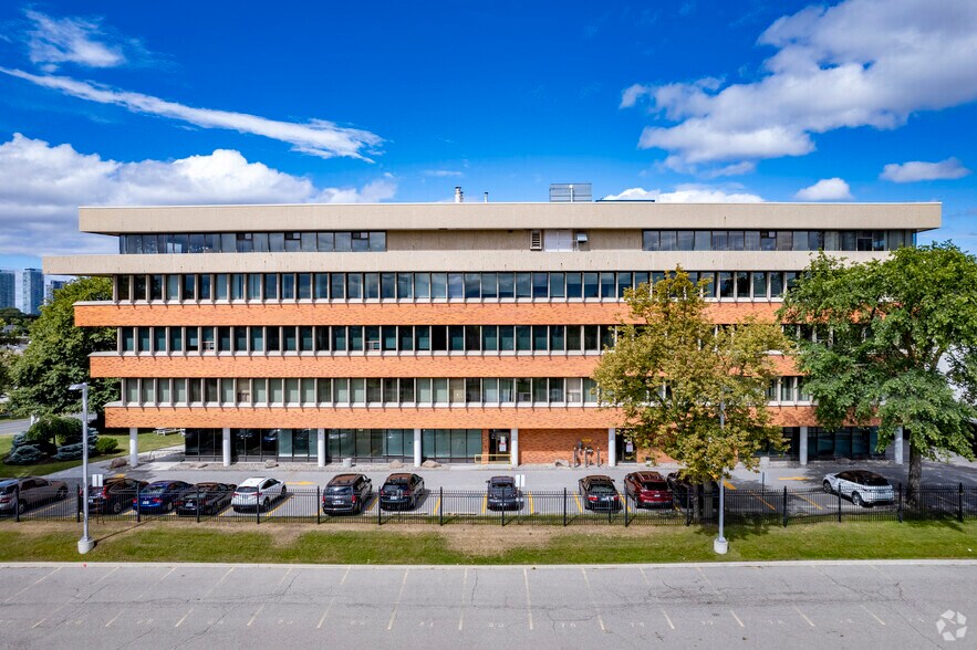 1 Valleybrook Dr, Toronto, ON à louer - Photo de l’immeuble – Image 2 sur 7