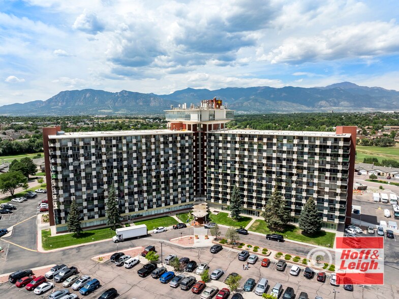 411 Lakewood Cir, Colorado Springs, CO à vendre - Photo de l’immeuble – Image 1 sur 11