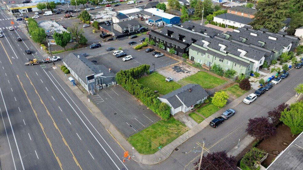 12110 SE Pine St, Portland, OR à vendre - Photo de l’immeuble – Image 2 sur 5