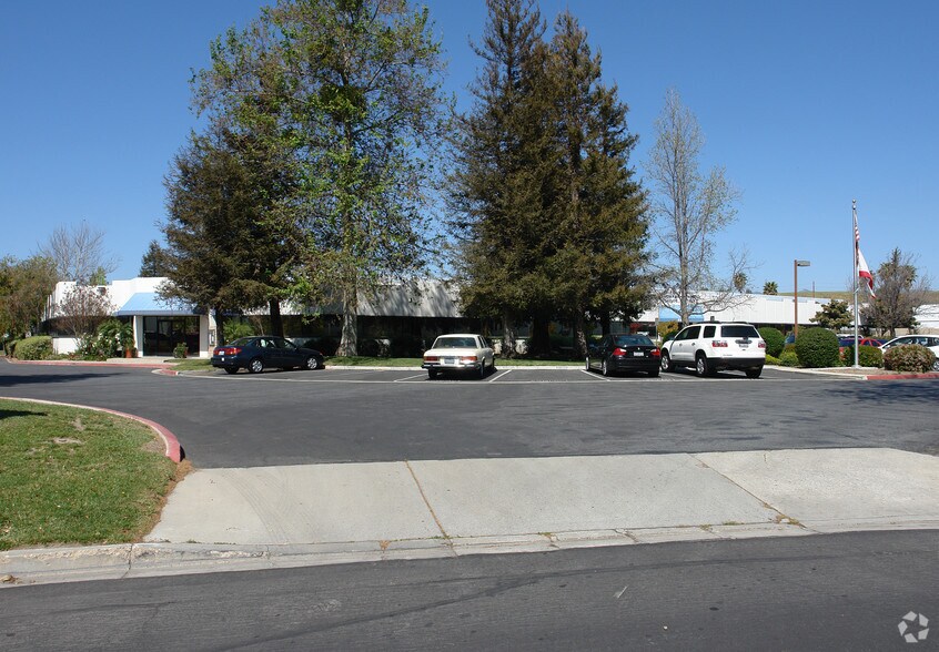 5301 Maureen Ln, Moorpark, CA à louer - Photo de l’immeuble – Image 1 sur 5