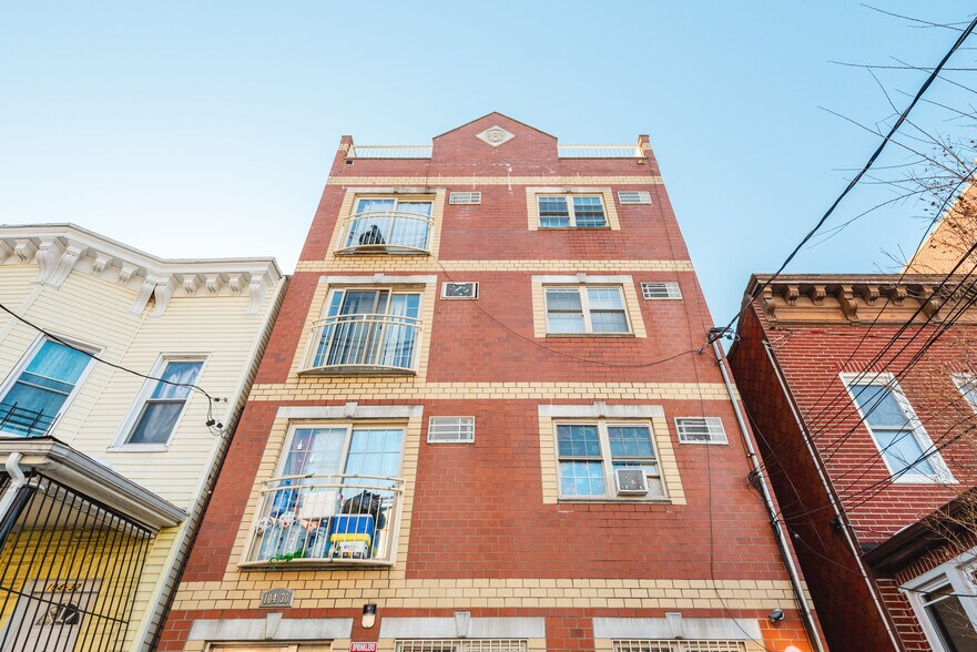 10430 39th Ave, Corona, NY à vendre - Photo de l’immeuble – Image 3 sur 34