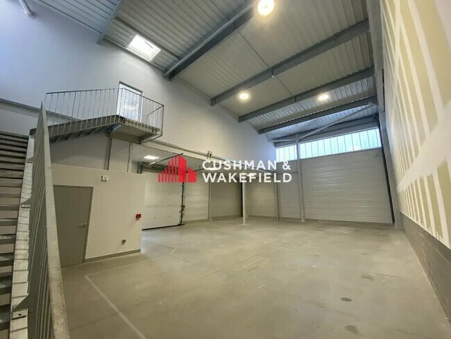 Plus de détails pour Local d'activités à louer