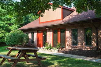 100 Emerson Ln, Bridgeville, PA à louer Photo de l’immeuble– Image 1 sur 4