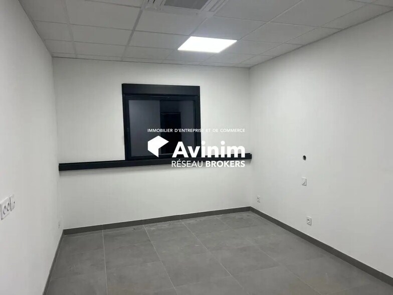 Bureau dans Saint-Bonnet-de-Mure à louer - Photo intérieure – Image 1 sur 9