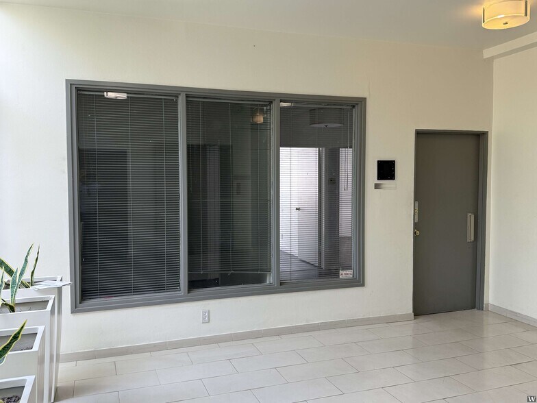 8170 Beverly Blvd, Los Angeles, CA à louer - Photo de l’immeuble – Image 2 sur 10