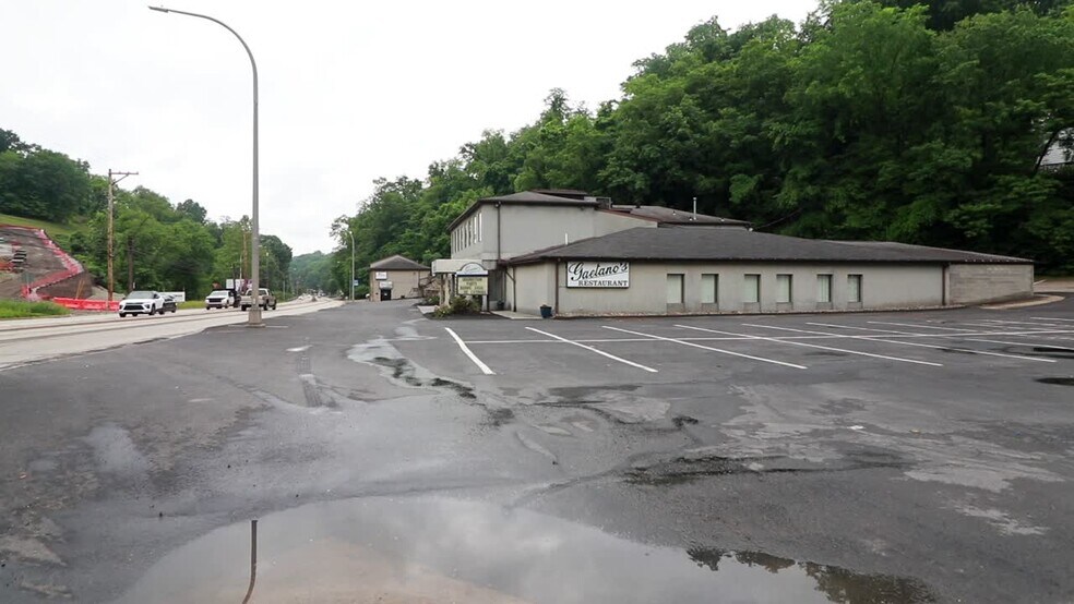 1617 Banksville Rd, Pittsburgh, PA à vendre - Vidéo sur l’annonce professionnelle – Image 2 sur 25