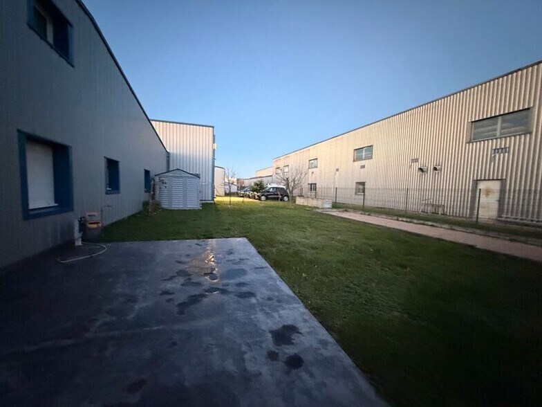 Local d'activités dans Crémieu à vendre - Photo de l’immeuble – Image 3 sur 7
