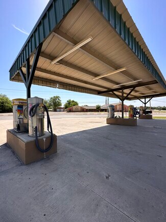 Plus de détails pour 1222 N Bryant St, Pleasanton, TX - Spécialisé à vendre