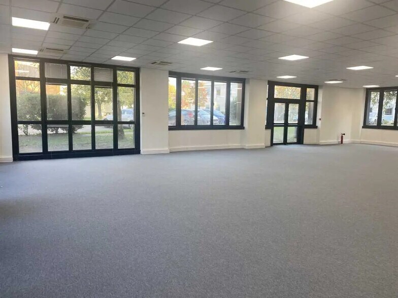 Bureau dans Saint-Didier-au-Mont-d'Or à louer - Photo de l’immeuble – Image 3 sur 16