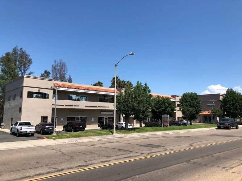 504 E Alvarado St, Fallbrook, CA à louer - Photo de l’immeuble – Image 2 sur 13
