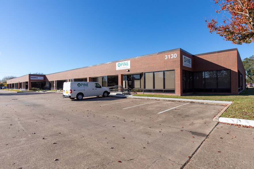 3130 Rogerdale Rd, Houston, TX à louer - Photo de l’immeuble – Image 3 sur 5